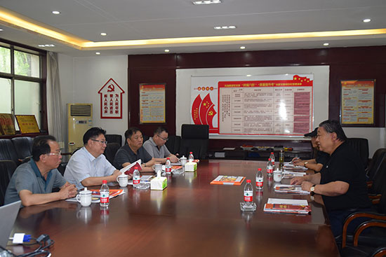 臨汾市市場監(jiān)督管理局局長、非公企業(yè)黨委書記張東紅<br>在科海集團調研非公黨建工作